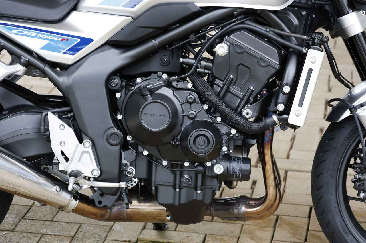 画像: CBR1000RR(SC77)型をルーツとするエンジンは、カムを新設計してバルブタイミングを変更。吸気ファンネルも新作で豊かなトルクを実現。