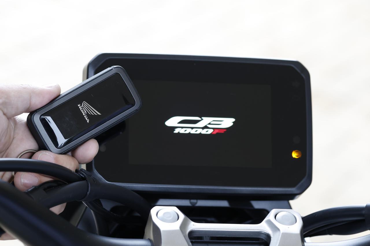 画像: スマートキーシステムを標準装備。キーフォブにはアンサーバック機能も備わっている 。シート開閉や給油の際はメカニカルキーを使用する。