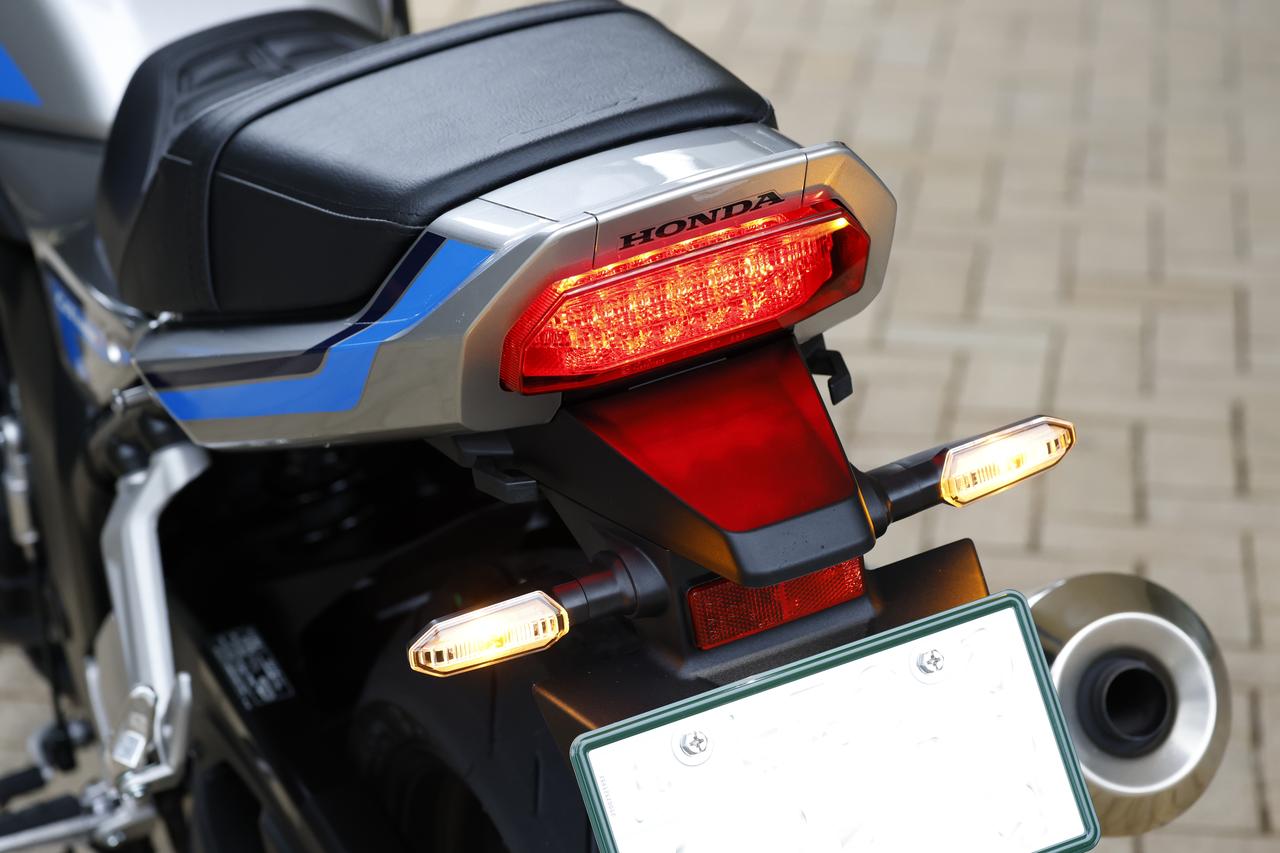 画像: 後端を少し跳ね上げた「ダックテール」風のテールカウルはCB750Fのオマージュ。テールランプは6角形型のワイドなLED。