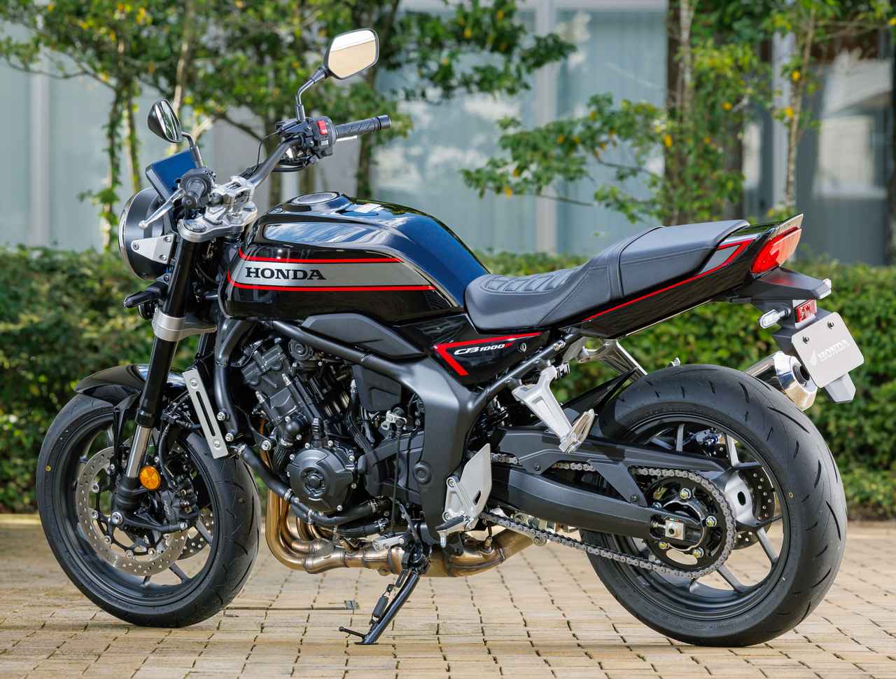 画像4: CB1000ホーネットの車体をベースとしながら、リアフレームは専用品を採用して「エフ」らしい伸びやかなシルエットを実現。往年の名車・CB750Fの特徴だった、タンクからテールカウルにかけてつながる「フローイングライン」を現代流に解釈。滑らかなサーフェスが美しいたたずまいを実現する。