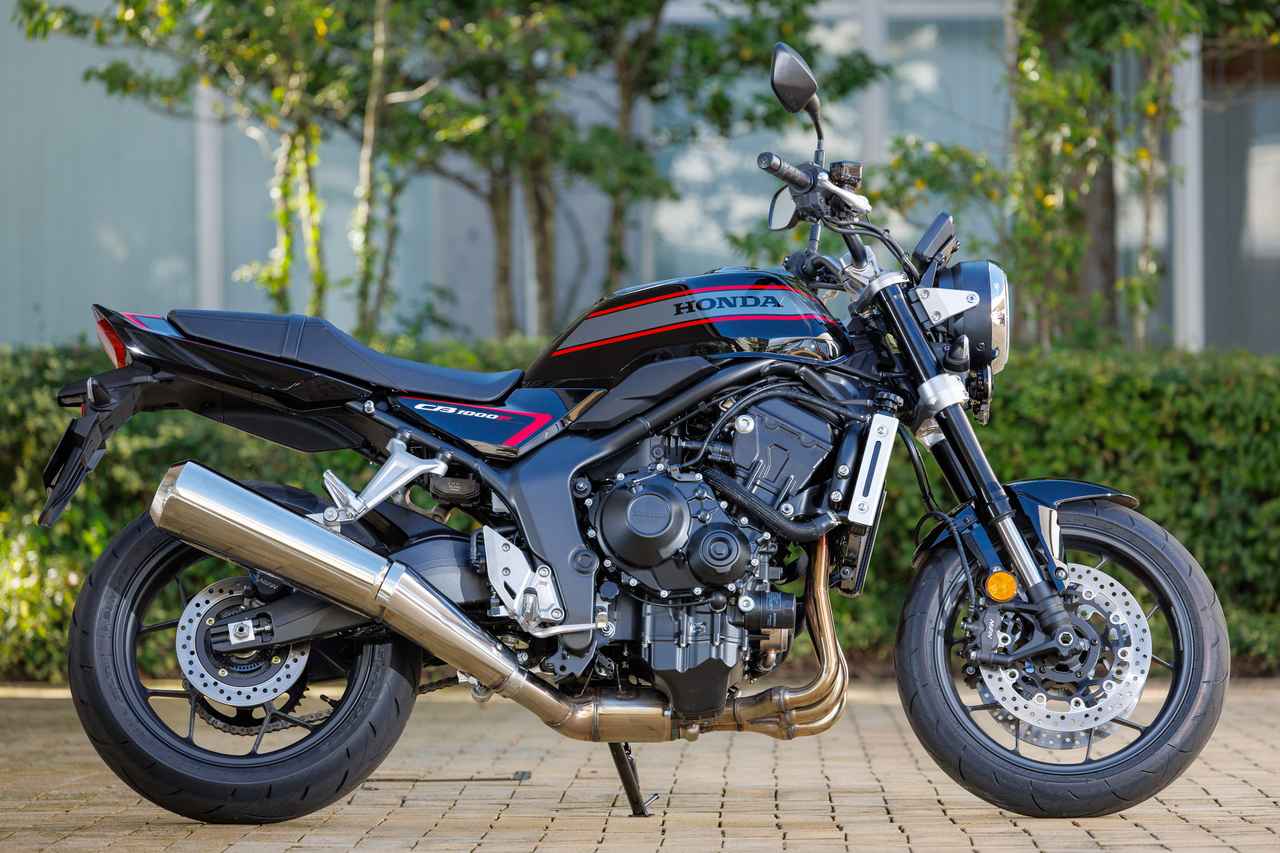 画像2: CB1000ホーネットの車体をベースとしながら、リアフレームは専用品を採用して「エフ」らしい伸びやかなシルエットを実現。往年の名車・CB750Fの特徴だった、タンクからテールカウルにかけてつながる「フローイングライン」を現代流に解釈。滑らかなサーフェスが美しいたたずまいを実現する。