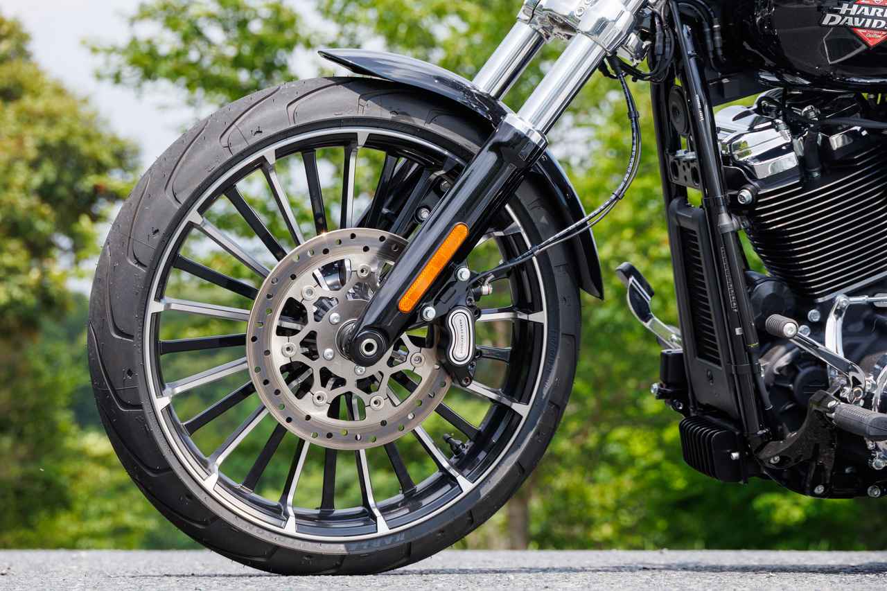 画像: 切削加工が美しいフロントホイールは21インチ。フロントディスクはΦ300mmと大径だ。タイヤはミシュランのスコーチャー。