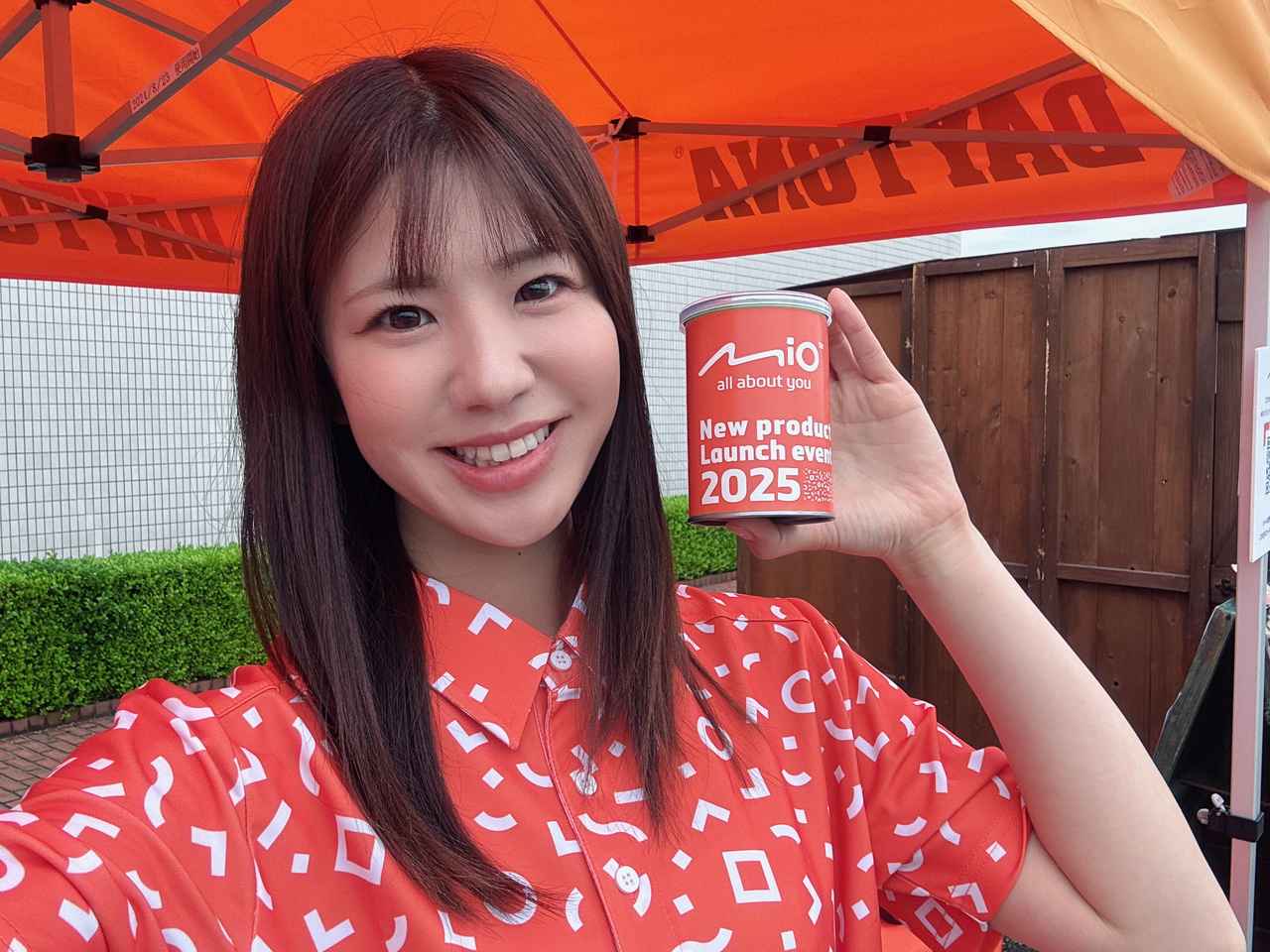 画像: 特典のお菓子とパシャリ。