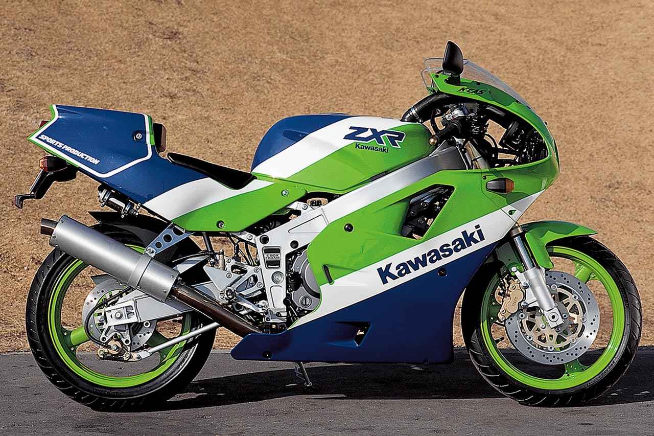 画像: スポーツプロダクション仕様のZXR400Rは、FRP製シングルシートカウルを備えるのが外観上の相違点。青×白×緑の1色で、このカラーリングは標準仕様のZXR400でも選べた。クロスミッションを持ち、2次減速比を3.000（15/45）→2.750（16/44）に変更。乾燥重量は3kg減の159kgをカタログに記載する。