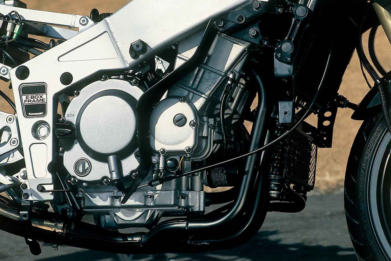 画像: シリンダー右端にカムチェーンを配する水冷DOHC4バルブ並列4気筒はZX-4が元で、Φ57×39mmのボア×ストロークより398.1ccを得るのは同じだが、ピストン頭部と燃焼室の形状を改めて圧縮比を11.5→12.1：1に高めている。シリンダーを25度前傾させて搭載、1バルブ1ロッカーアームでシリンダーヘッドを小型化するなどは同じだが、吸気側バルブの傘を薄肉化して軽量化し往復重量を軽減。