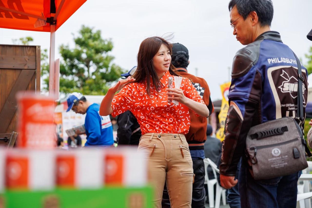 画像: 説明をしているところ。