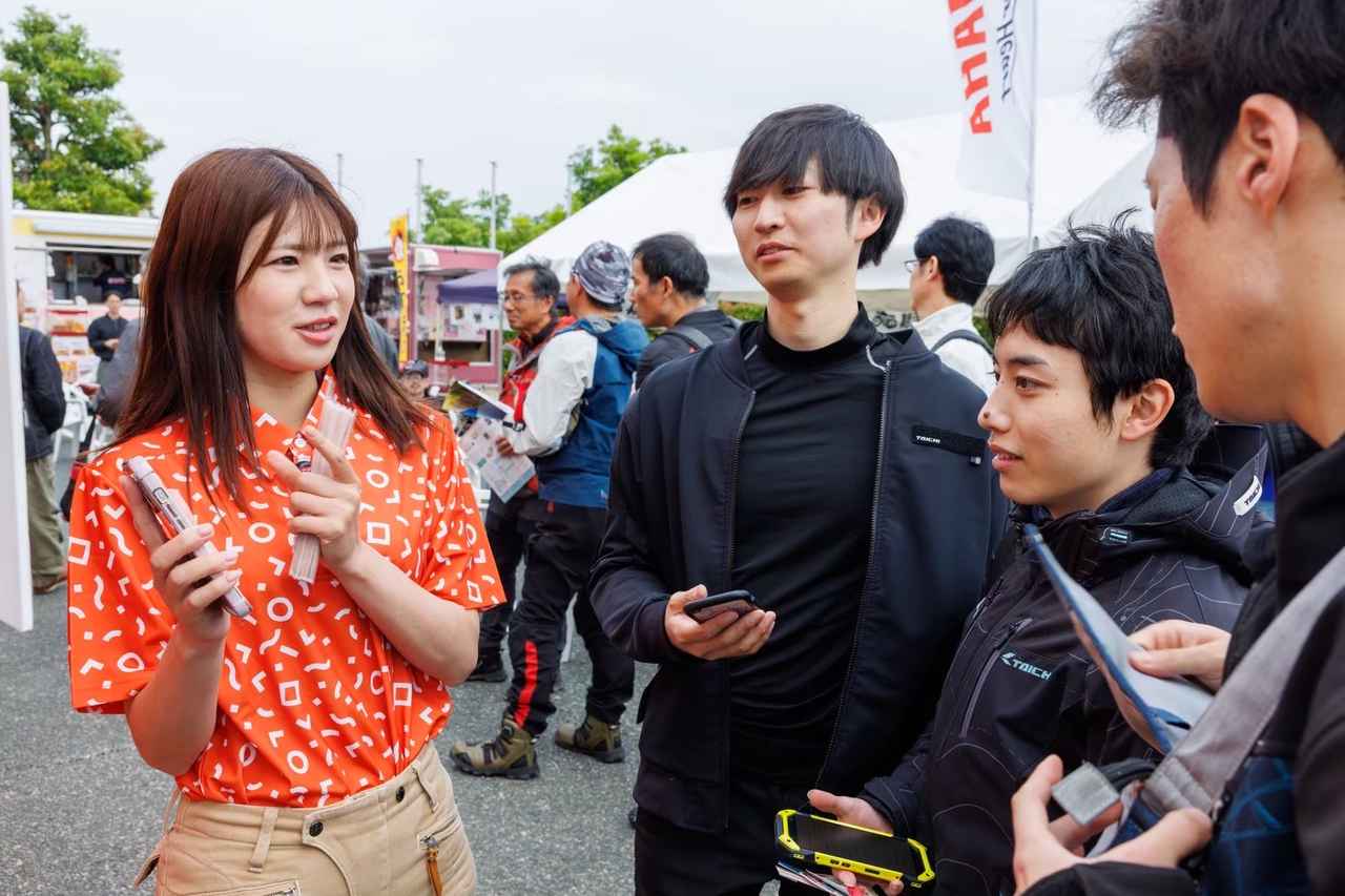 画像: 実際の映像を見せているところ。