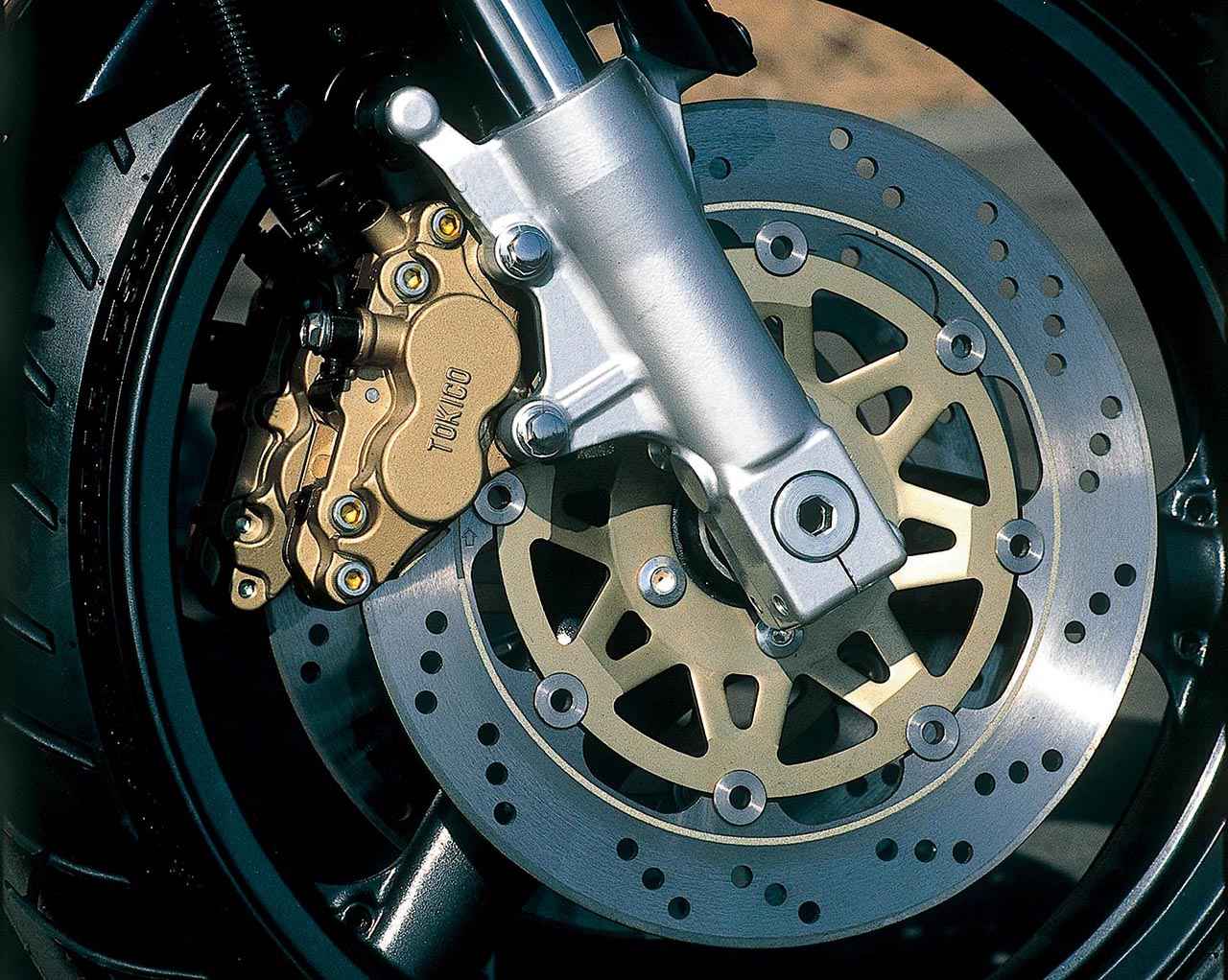 画像: ▲ZXR250同様、USDフロントフォークを採用した。Φ41mmのインナーチューブ径などの寸法や外観は同じだが、基本的セッティングは違う。フロントブレーキはΦ300mm、フローティングマウントの同径対向4ピストンキャリパーを採用。