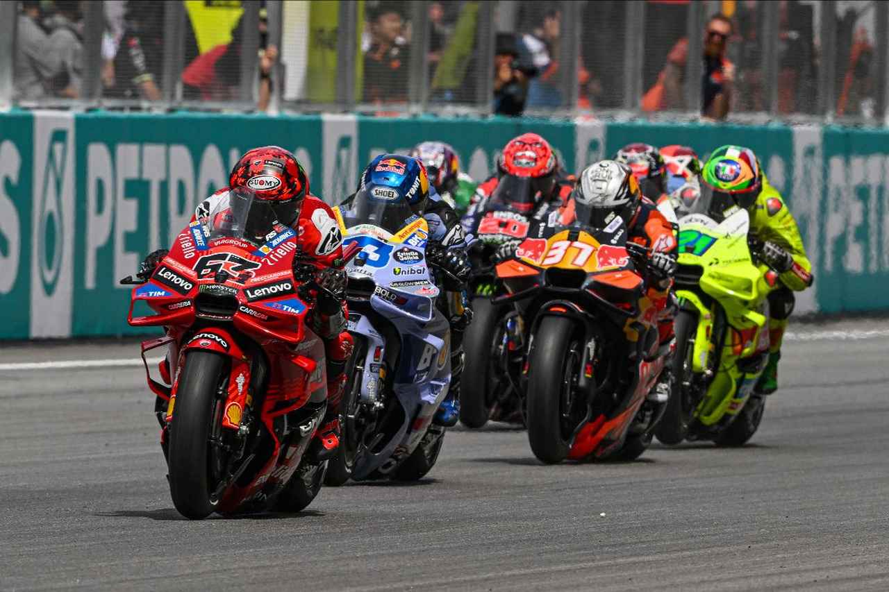 画像: ホールショットを決め、レースをリードするバニャイア。