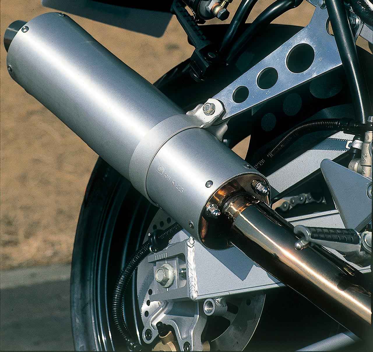 画像: 外筒をアルミ引き抜き材としたサイレンサーを新採用。ステーの形状はレーサー的だ