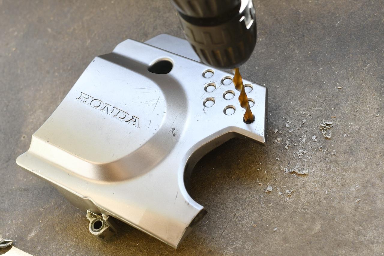 画像6: L.リヤーカバーを外してドリルで開口してみる