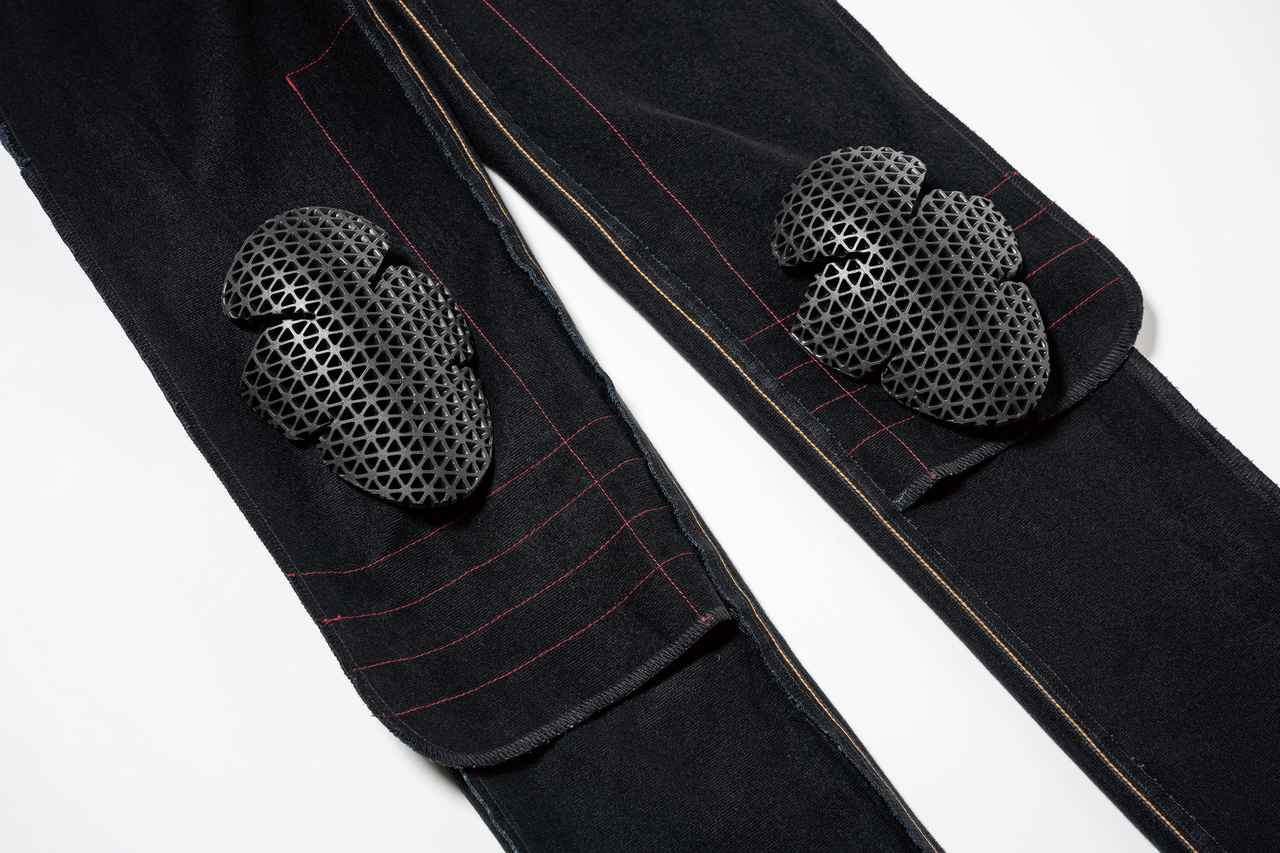 画像: ▲EDWINのライダージーンズ独自の膝パッドポケットはプロテクターの位置を5段階の中から任意で選べるので、自分の膝位置にマッチさせやすい構造。