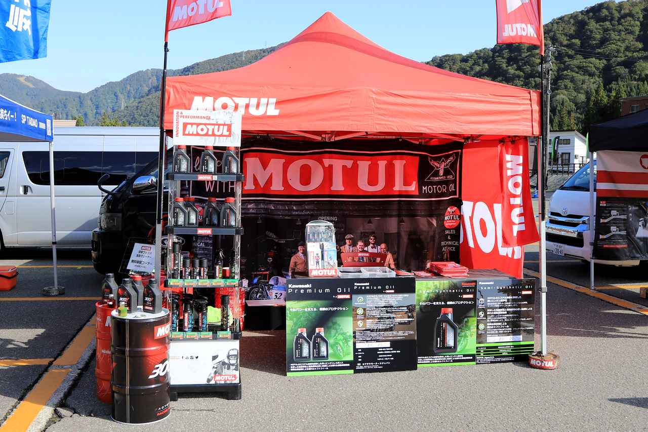画像1: ▲モチュールジャパンブース。カワサキと共同開発したエンジンオイルを展示！ スタッフの方に愛車にぴったりの製品を尋ねられるいい機会でした。