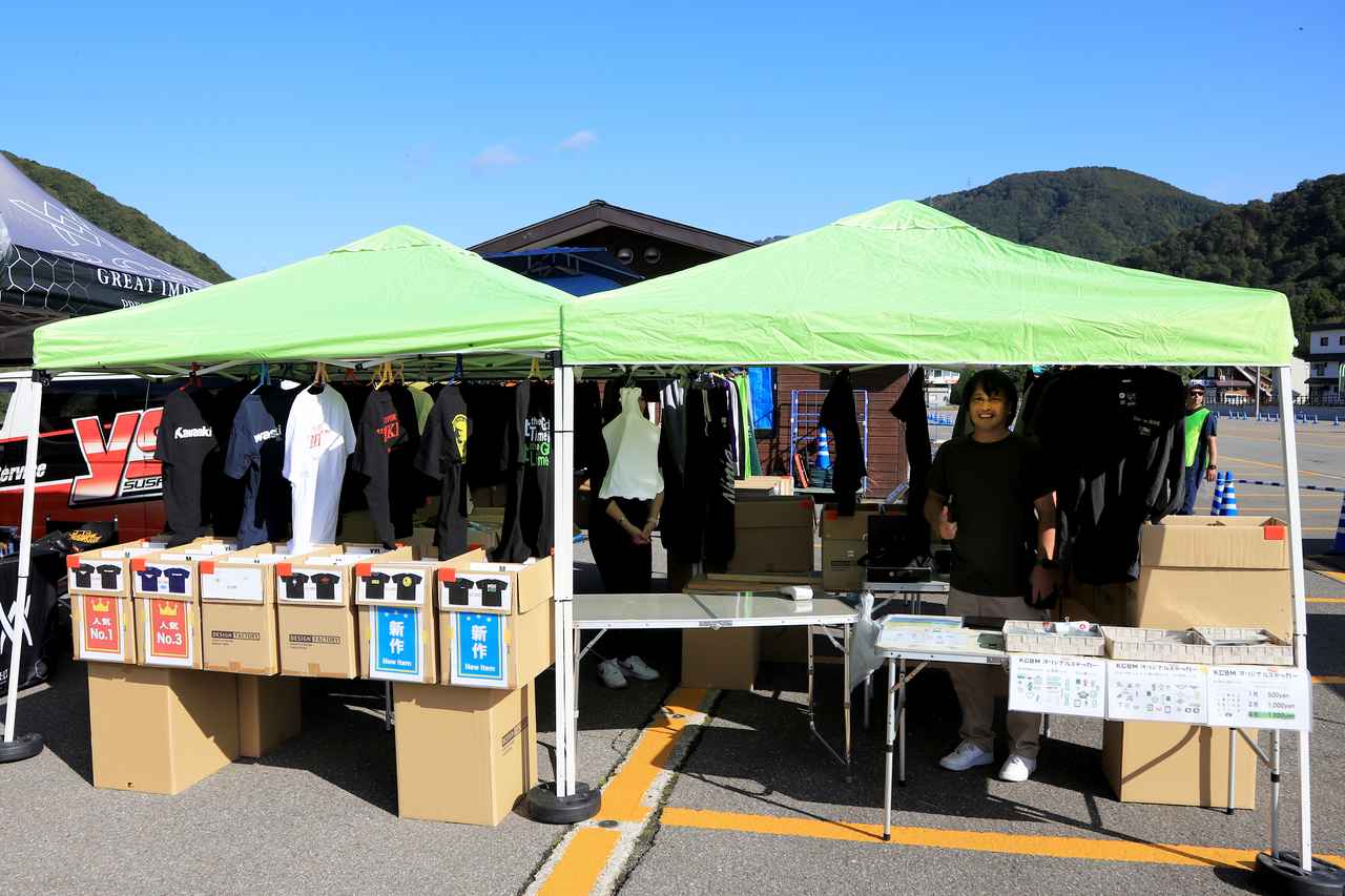 画像1: ▲デザインファクトリーブース。お手頃価格で定番かつオリジナリティもあるアパレルを展開。掘り出し物を求めるお客さんも多かったです！