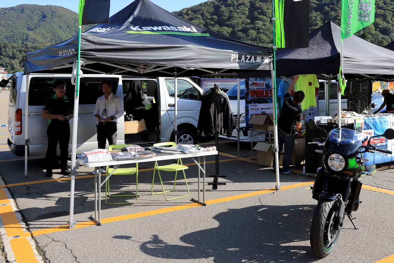 画像2: ▲カワサキ プラザ新潟ブース。Z900RS CAFEを展示し、カワサキプラザアパレルの販売も行なっていました。した
