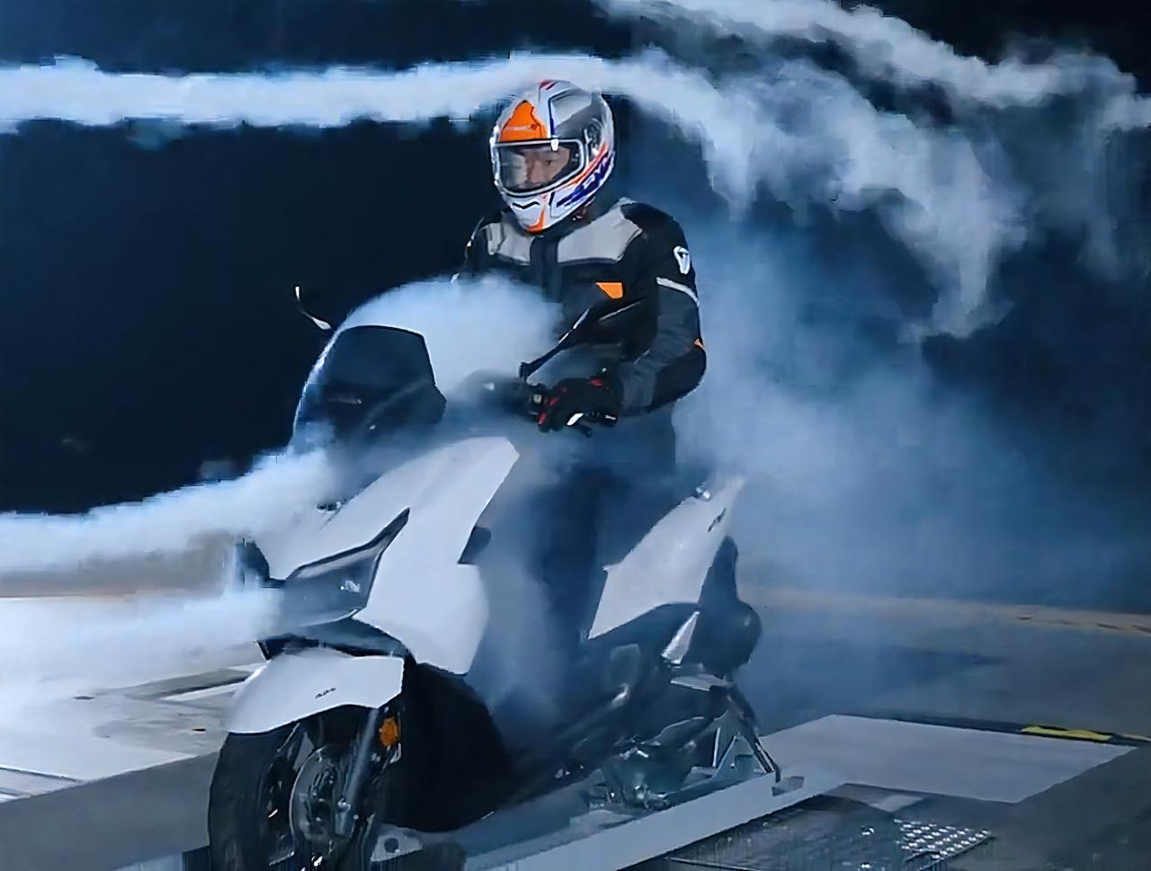 画像15: 【風洞実験までしたマジメな1台】ハイテク最前線! 最新装備のショールーム ホンダ「NWT150」【世界でがんばる!! 日本メーカーの珍車大図鑑 Vol.18】