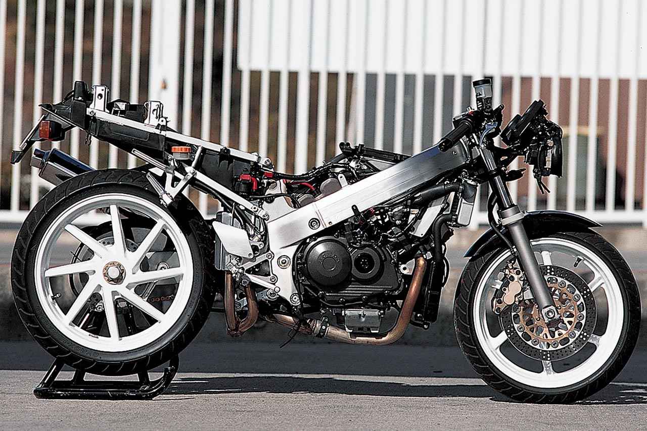 画像: アルミツインスパーは新作で、左右レールにRVF750やRC30と同寸（90×40mm）の目の字5角断面材を採用。横11％、ねじれ44％、全体で33％の剛性を向上。
