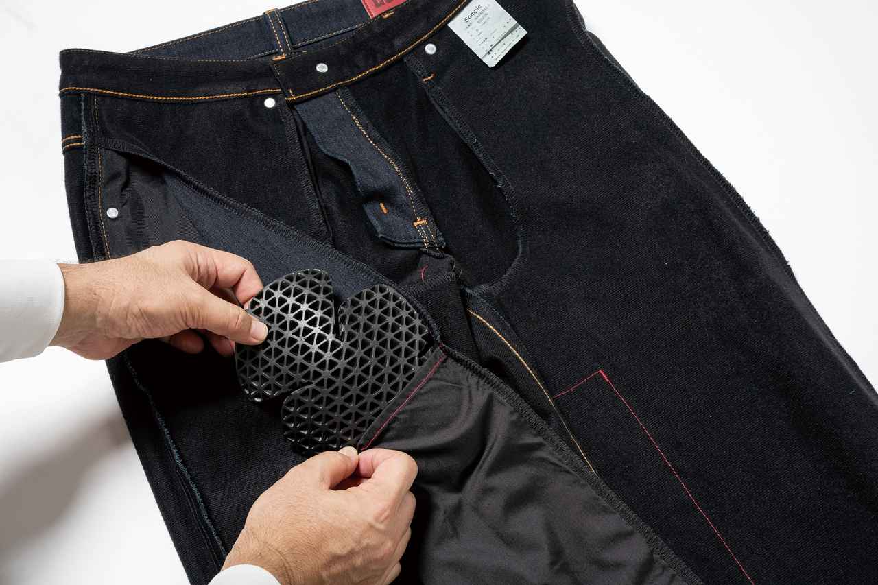 画像: ▲膝用プロテクターを上から入れるEDWINオリジナルの膝パッドポケット。このポケットはももから膝に向かってあるため防風にもひと役買っています。
