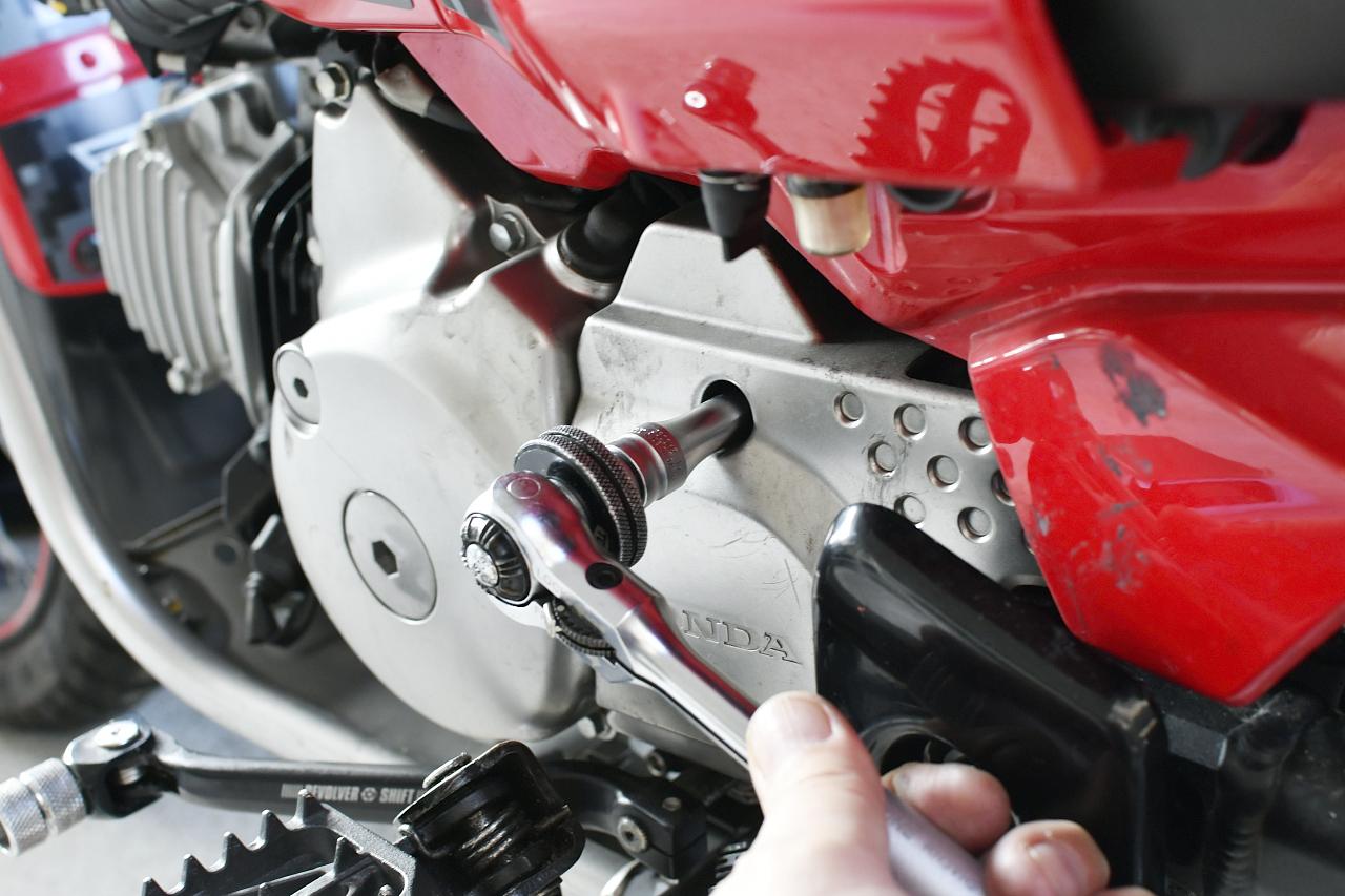 画像1: L.リヤーカバーを外してドリルで開口してみる