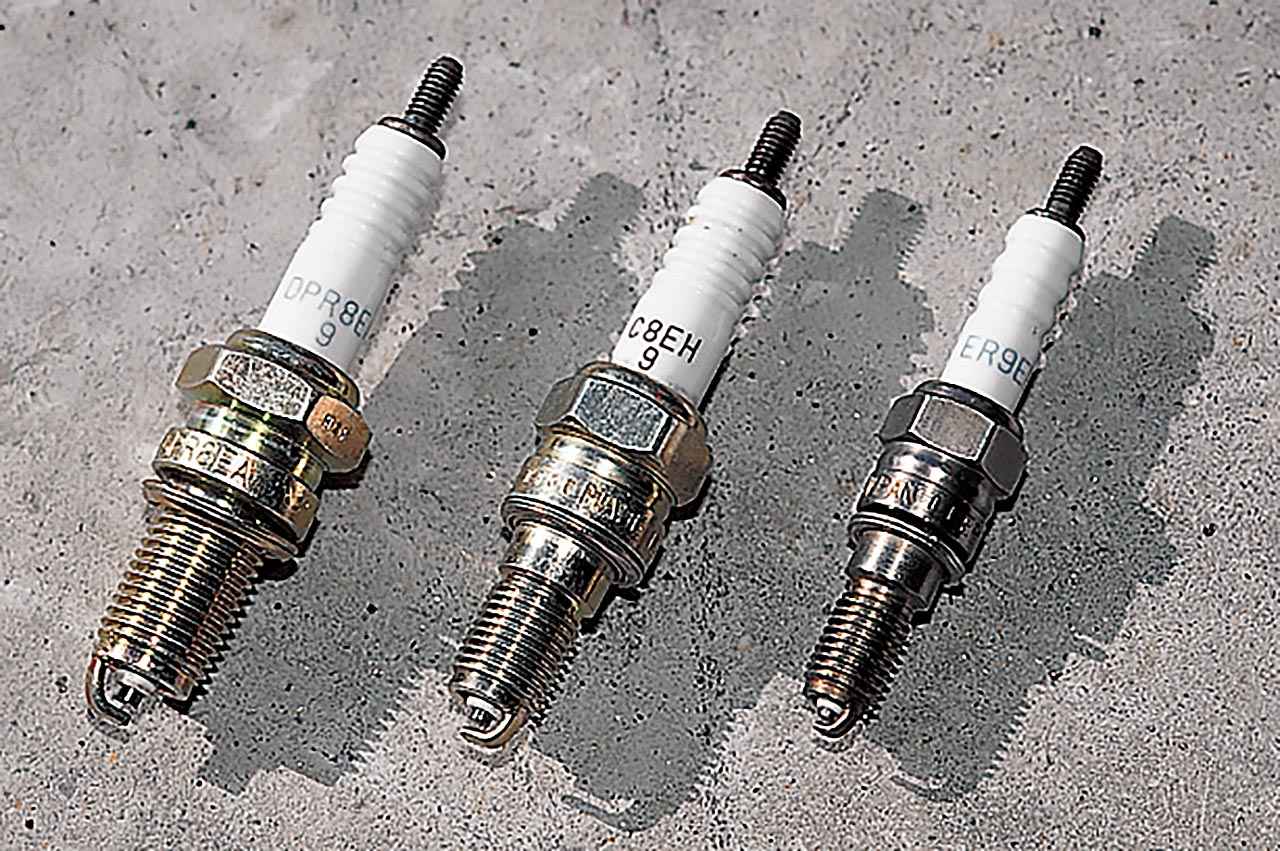 画像: NR500で開発されたΦ8mmプラグを量産車で初採用（右端。左/中央は12/10mm）。小径化によりバルブの大径化が可能となり、IN：Φ21.8→Φ22.5mm、EX：Φ19→Φ19.3mmへ拡大。