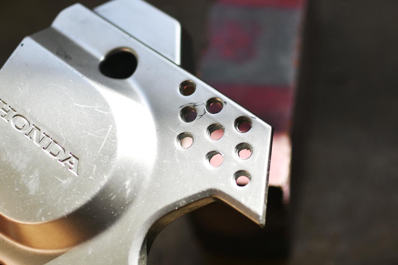 画像8: L.リヤーカバーを外してドリルで開口してみる