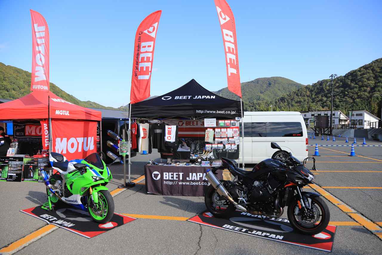 画像1: ▲BEET JAPANブース。マフラーをはじめさまざまなカスタムパーツを装着したNinja ZX-6R 40th Anniversary EditionとZ H2の2台を展示。BEETはグッズもおしゃれです。