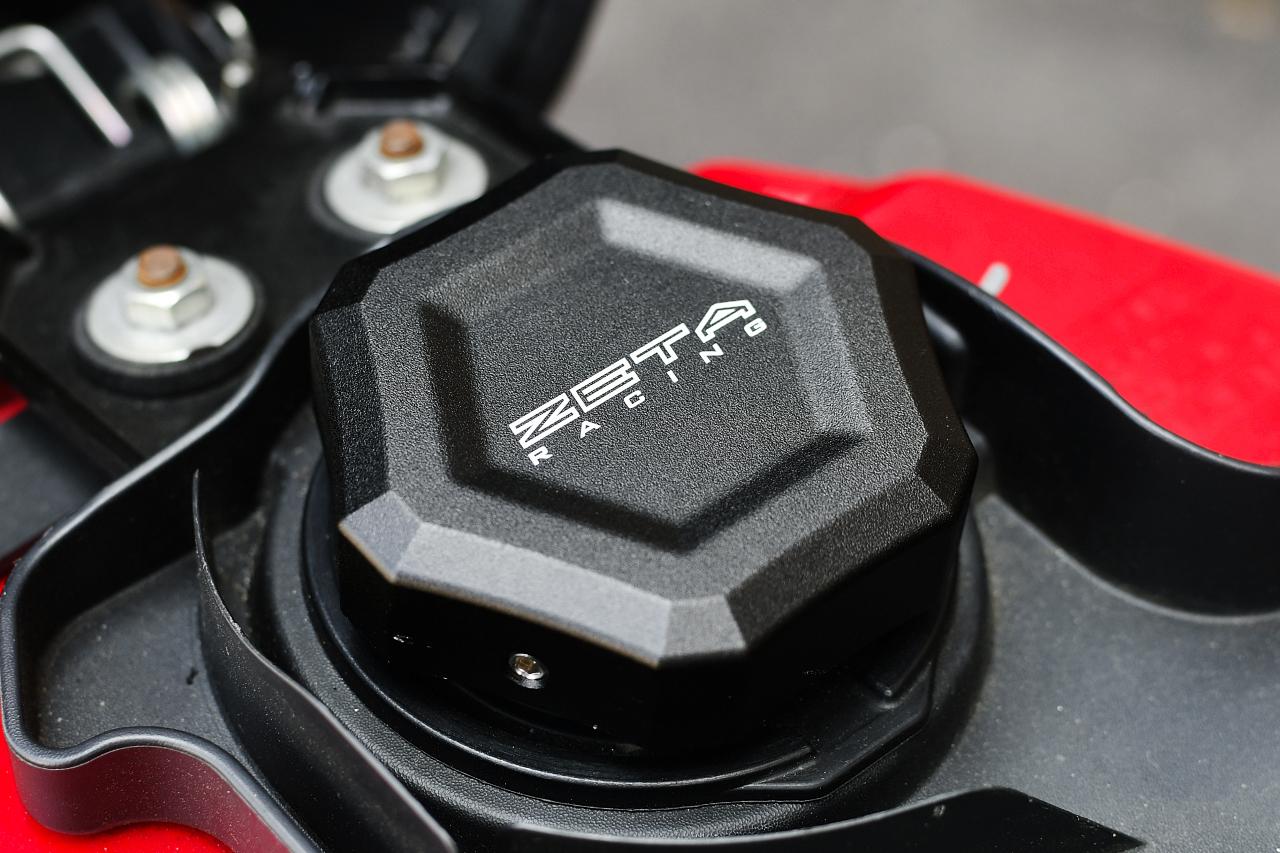 画像: CT125・ハンターカブのガソリンキャップ開閉を楽にするZETAガスキャップカバーは、利便性とスタイルアップを両立させる最新カスタムパーツ - webオートバイ