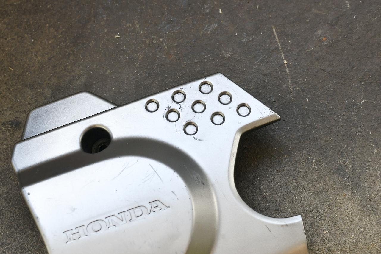 画像: L.リヤーカバーの円モールドをドリリングしたい