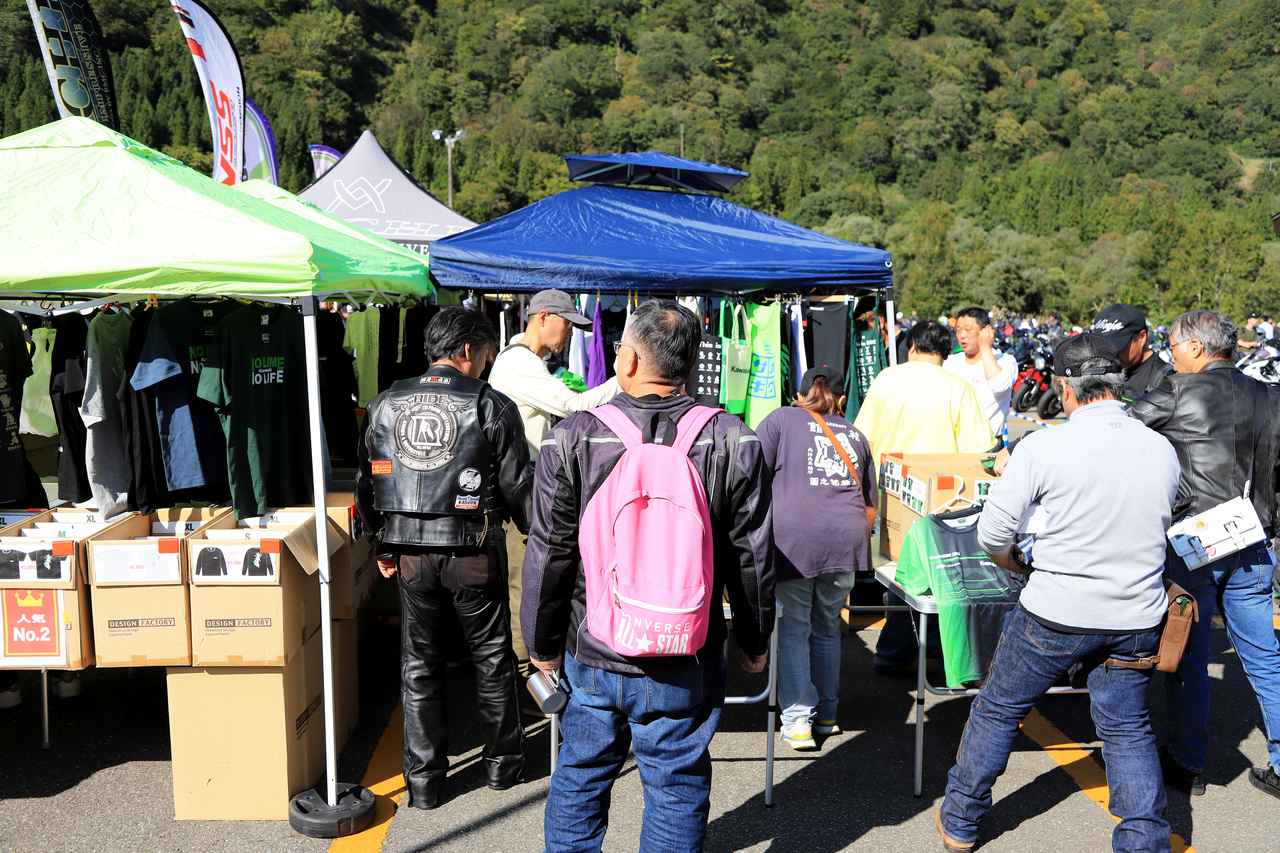 画像3: ▲デザインファクトリーブース。お手頃価格で定番かつオリジナリティもあるアパレルを展開。掘り出し物を求めるお客さんも多かったです！