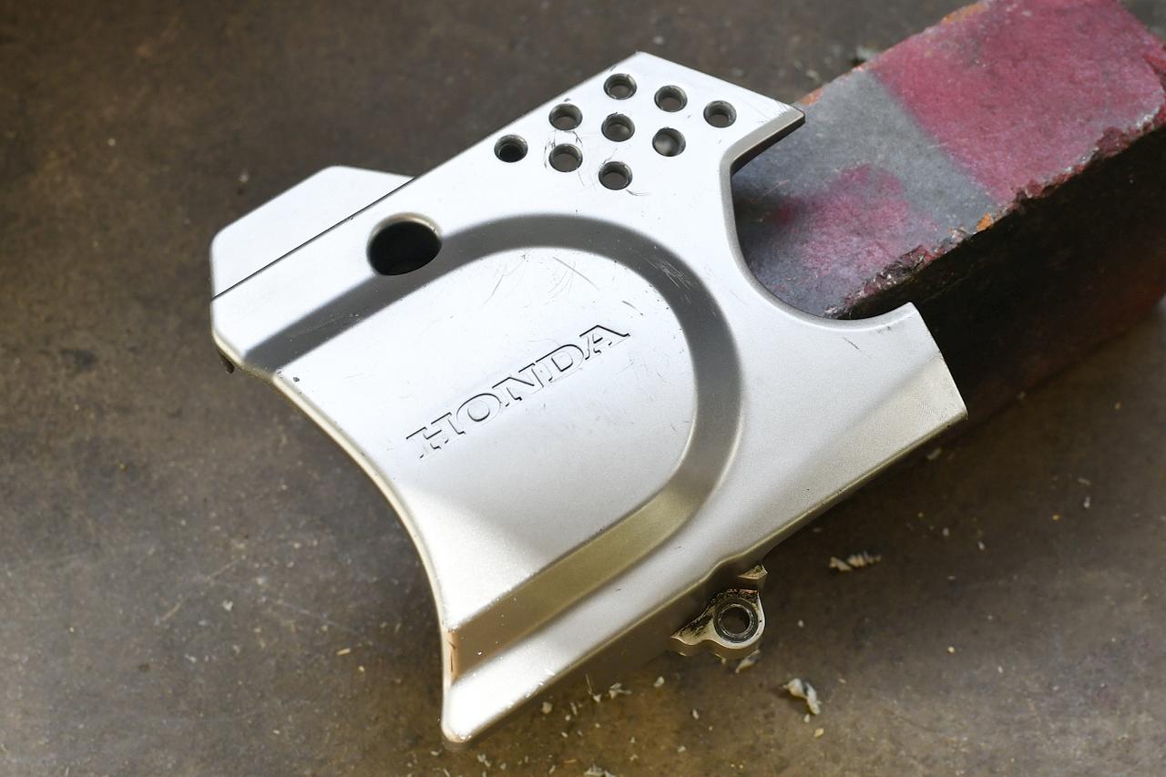 画像7: L.リヤーカバーを外してドリルで開口してみる