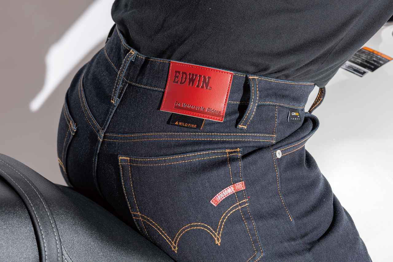 画像: ▲前傾姿勢を取っても背中の部分が浮かないのがEDWINライダージーンズの特徴のひとつ。このホールド感が他にはない穿きやすさを生んでいます。