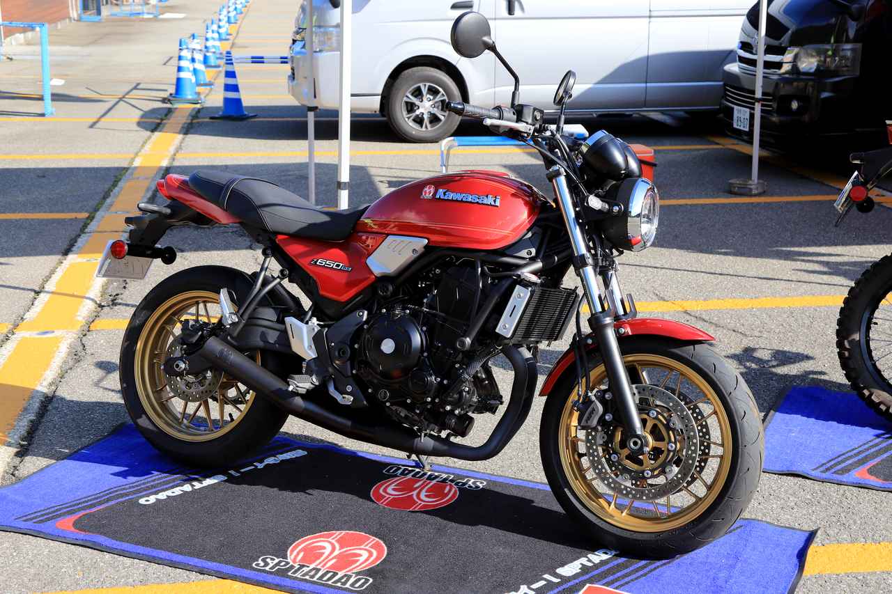 画像2: ▲スペシャルパーツ忠男ブース。“気持ちイー！”を体感できるマフラーを装着したZ650RSとKLX230 SHERPAを展示し、実際に音を聴くこともできました。