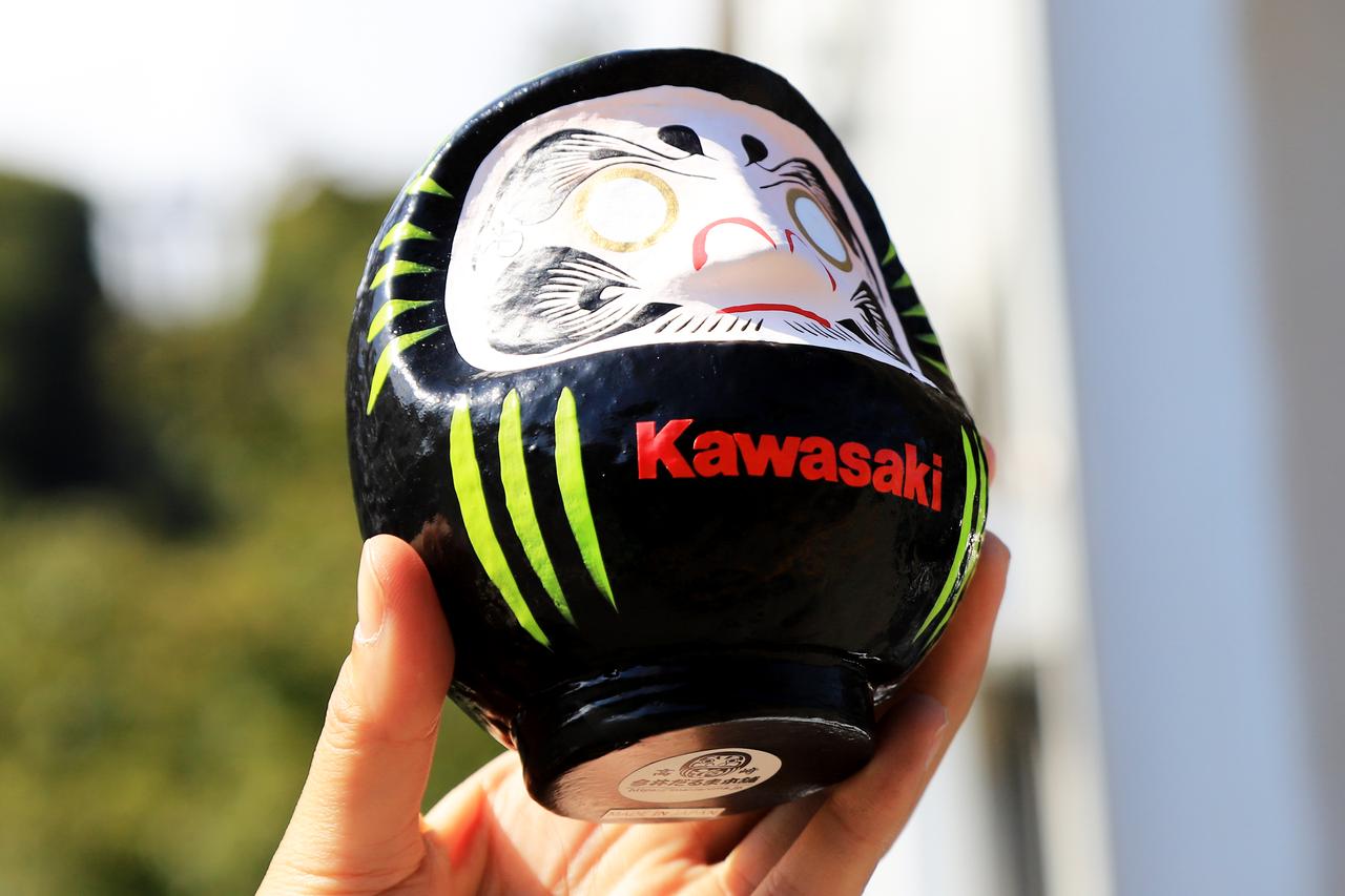 画像: ▲個性的なデザインで注目を集めた「カワサキ 福ダルマ」。こちらはカワサキ公式オンラインショップでも購入可能です（税込1980円）。  ▶▶▶カワサキ公式オンラインショップはこちら！