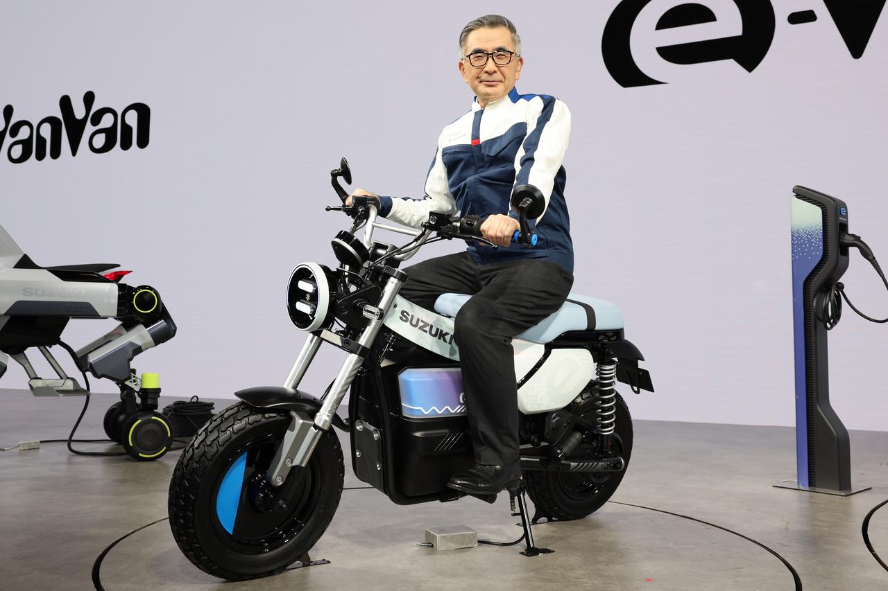 画像: ▲プレスカンファレンスでは社長の鈴木俊宏さんがe-バンバンに跨っていました。