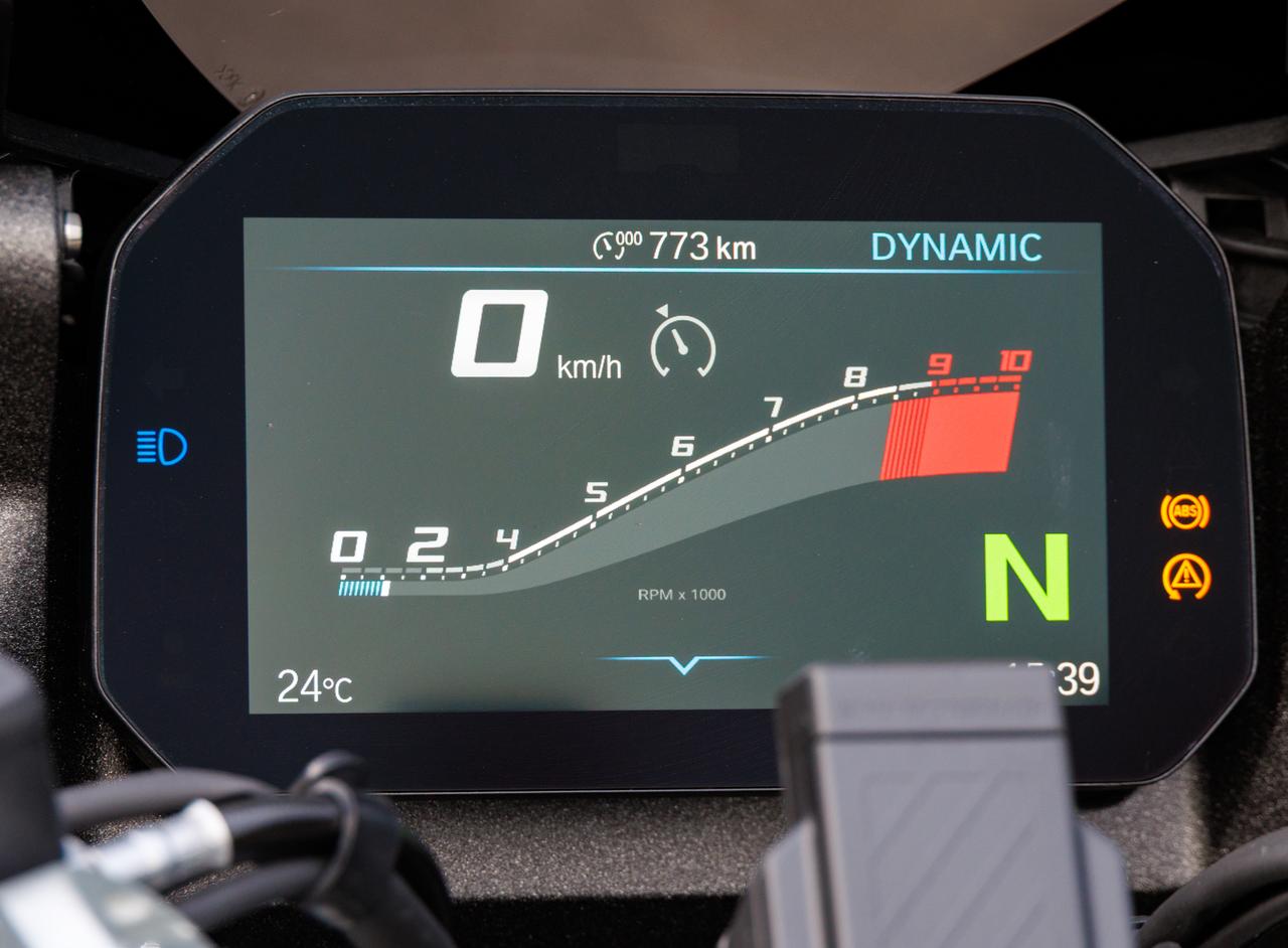 画像: 6.5インチの大型カラーTFTメーターを採用。ライディングモードは全5種類で、このうち4種類をメーター上で表示選択できる。