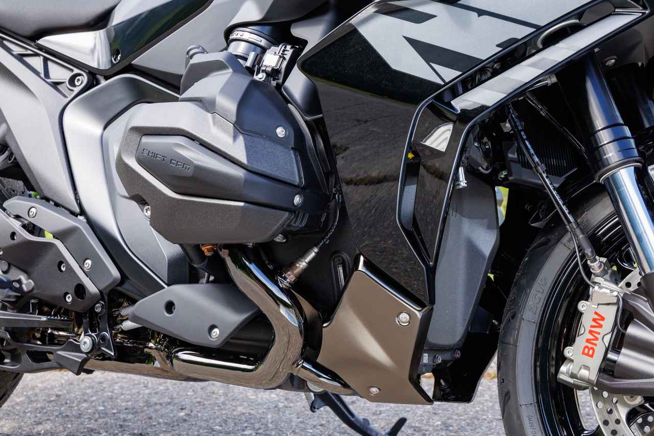 画像: 1300ccのボクサーツインは非常にコンパクトなのが特徴。左右のシリンダーも左右対称のレイアウトとなった。出力は145PS。