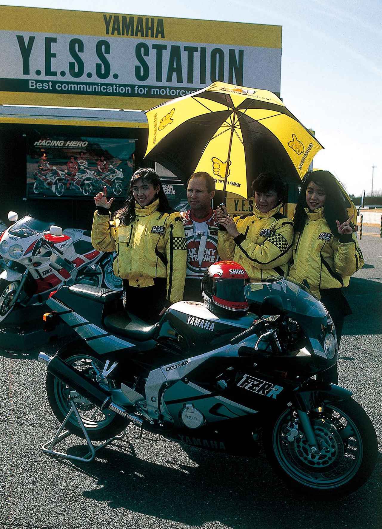 画像: ▲歴代のFZR250のオーナーであるケニー・ロバーツ。このFZR250Rもいたくお気に入りの様子だった。