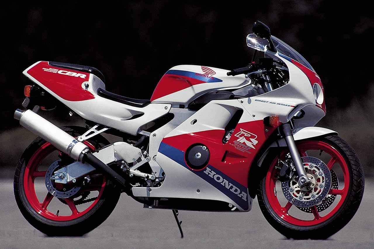 画像: Honda CBR250RR 1990年 総排気量：249cc エンジン形式：水冷4ストDOHC4バルブ並列4気筒 シート高：725mm 車両重量：157kg 発売当時価格：59万9000円