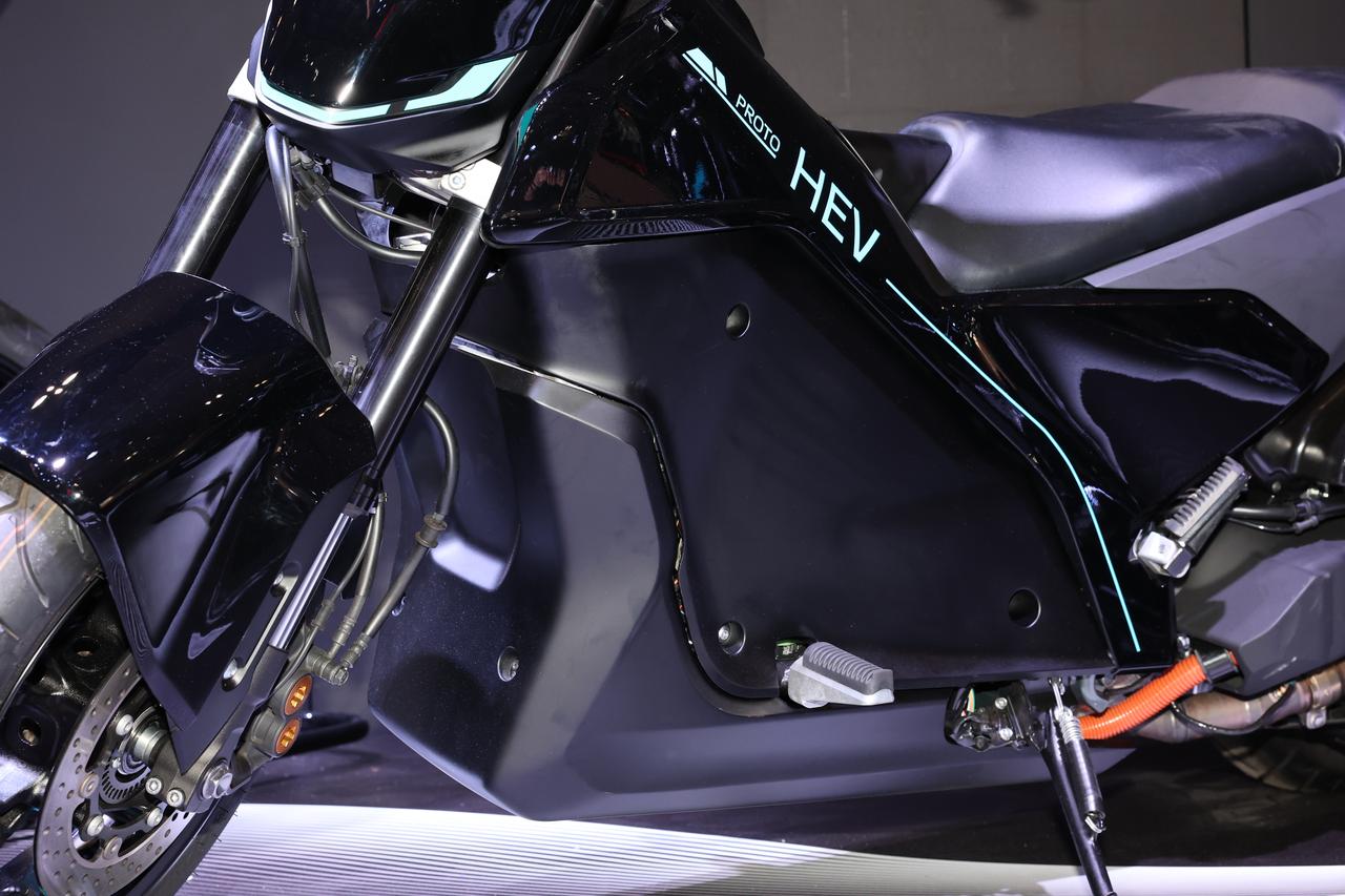 画像2: ヤマハ「PROTO HEV」シチュエーションに合わせて「静」と「動」の異なるパワーユニットを選択できるハイブリッドスクーター!【ジャパンモビリティショー2025】
