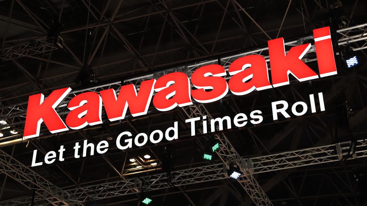 画像1: 新型「Z900RS」シリーズを世界初公開! Japan Mobility Show 2025のカワサキブースは見どころ満載|若月佑美さんはいち早く初公開モデルにタッチ