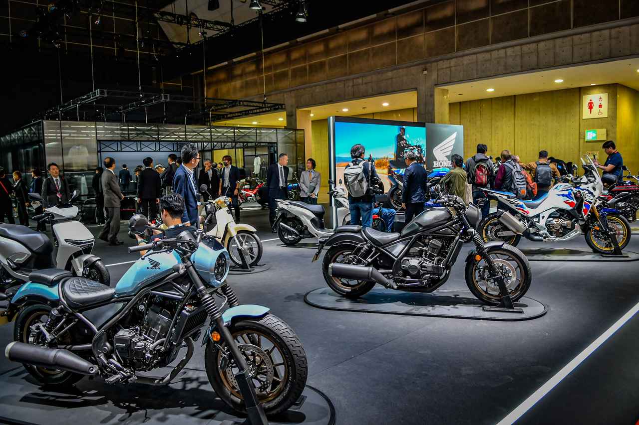 画像: CRF 1100L Africa Twin Adventure Sports ES DCT（前列奥） 市販車 Rebel 1100S Edition DCT（前列中央） 市販車 Rebel 250 S Edition E-Clutch（前列手前） 市販車