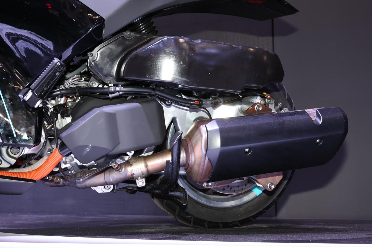 画像1: ヤマハ「PROTO HEV」シチュエーションに合わせて「静」と「動」の異なるパワーユニットを選択できるハイブリッドスクーター!【ジャパンモビリティショー2025】