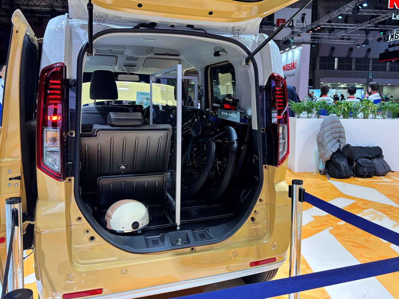 画像2: ▲同社がラインナップする軽自動車・スペーシアのトランクルームには、こっそり「e-PO」が積載されていた。