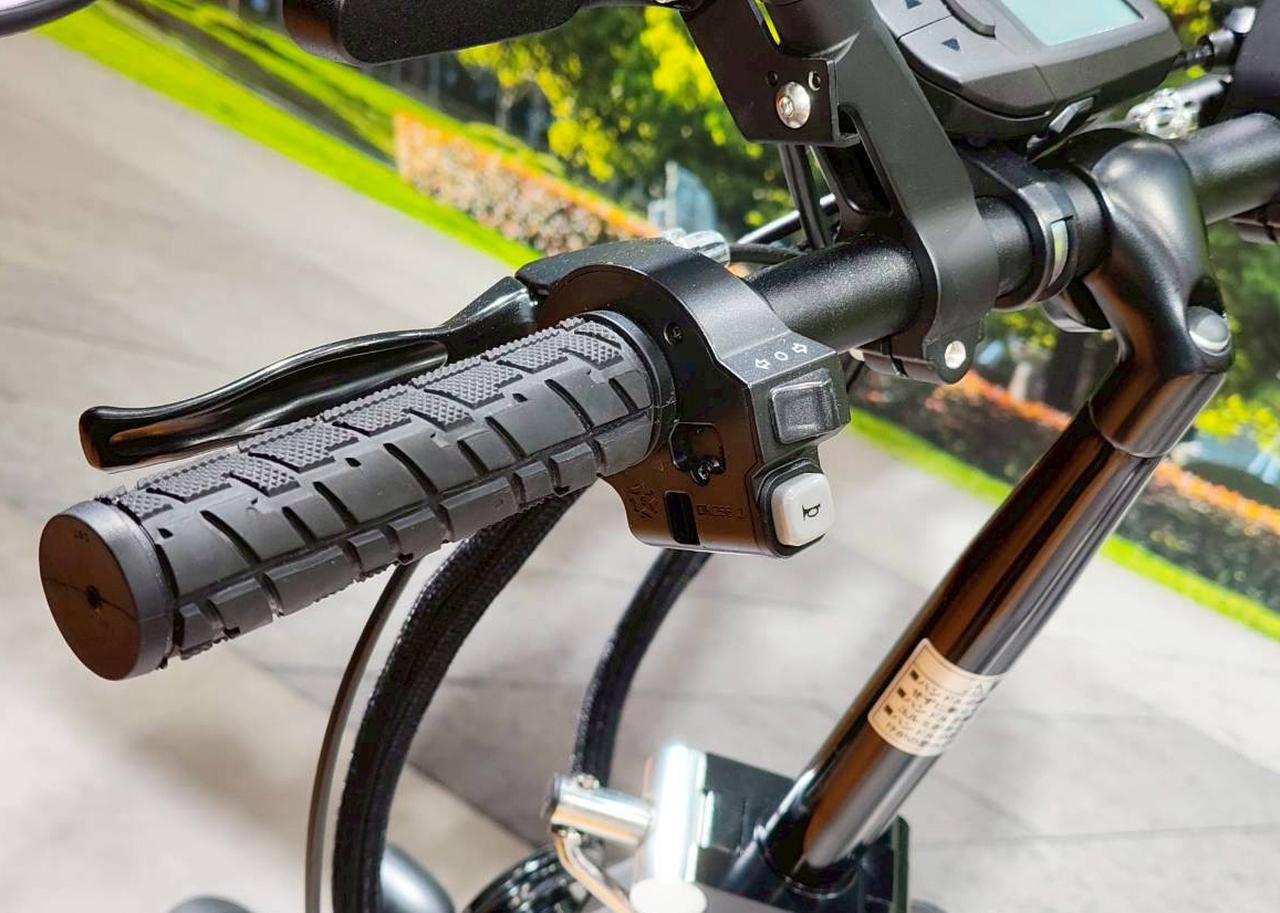 画像2: ▲ハンドル形状の大幅な変更に際して苦労したのは、ミラー形状。何万回という振動を与える耐久テストでは、どうしてもミラーがズレていってしまうということで、かなり苦戦したそうだ。