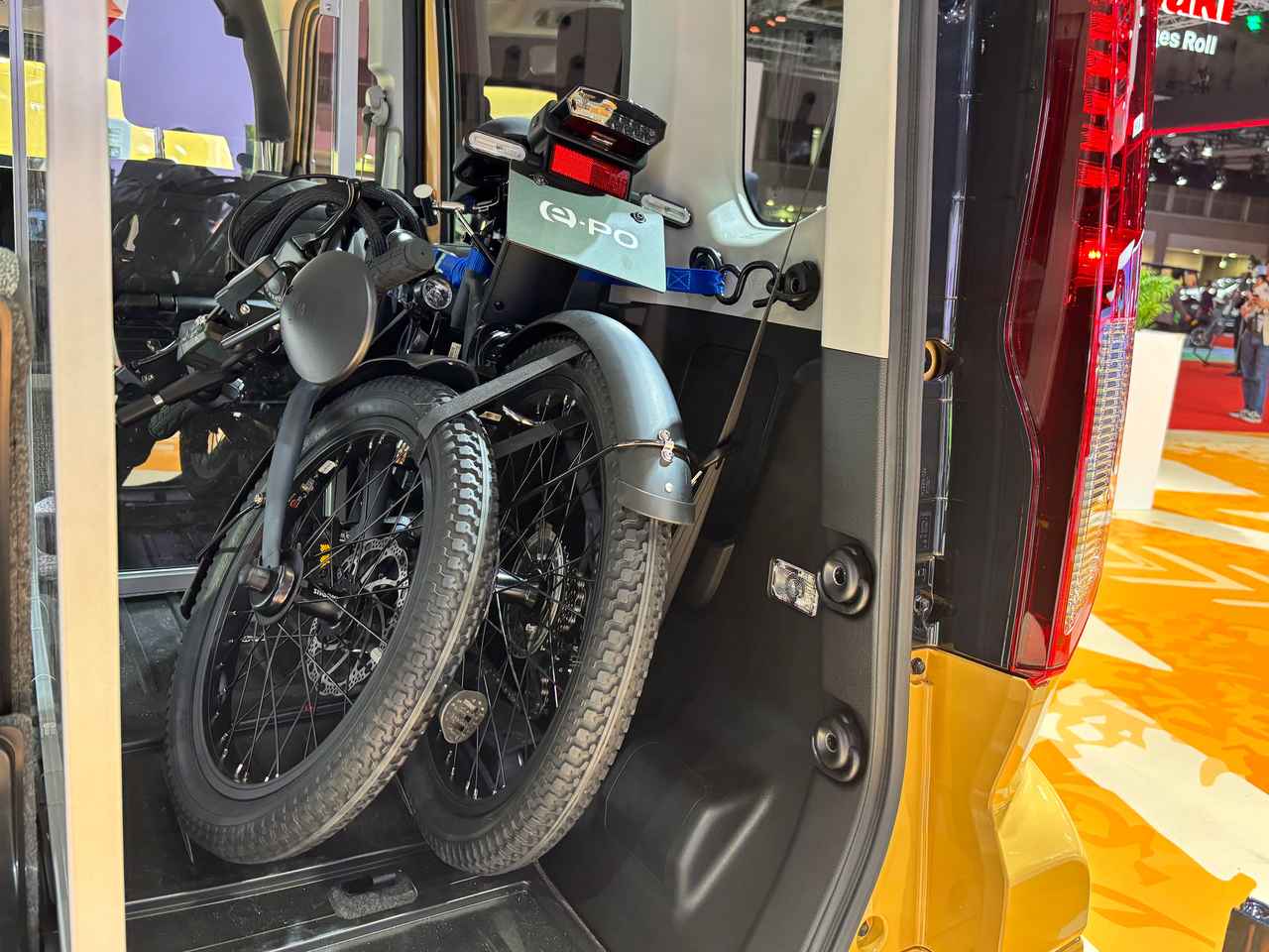 画像3: ▲同社がラインナップする軽自動車・スペーシアのトランクルームには、こっそり「e-PO」が積載されていた。