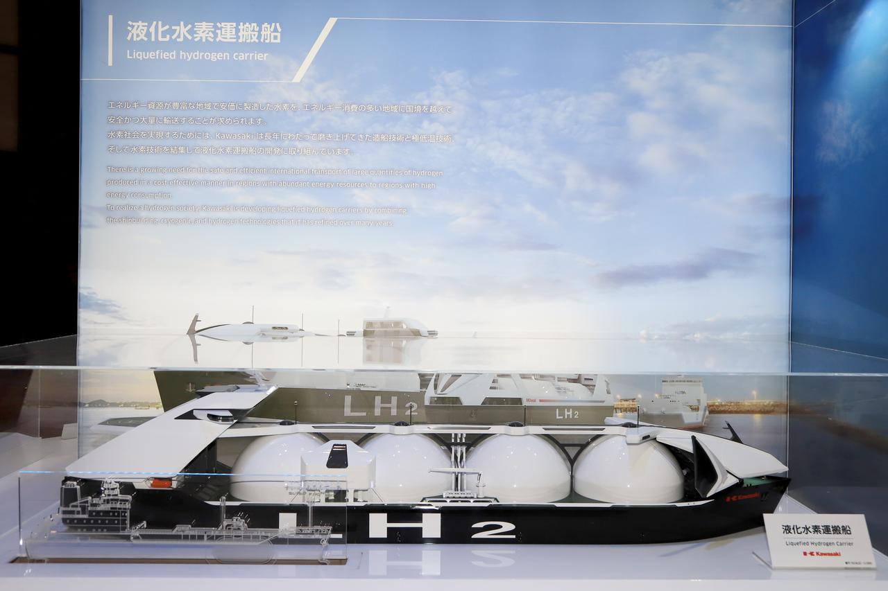 画像32: 新型「Z900RS」シリーズを世界初公開! Japan Mobility Show 2025のカワサキブースは見どころ満載|若月佑美さんはいち早く初公開モデルにタッチ