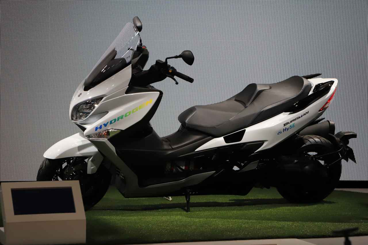 画像: ▲上は2023年のジャパンモビリティショーに展示された初期モデル。まるでロンスイカスタムのような外観に賛否両論が相次いだほか、旋回性・取り回し性があまり良くないという点に課題を抱えていた。