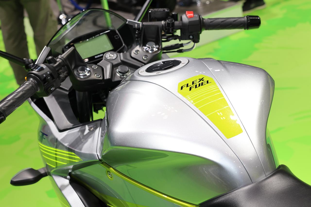 画像1: ▲燃料に関係する部分とECU意外の外観はほとんどジクサーSF250のまま。スポーティなスタイリングなのにエコ、というこれまでにないモデルだ。