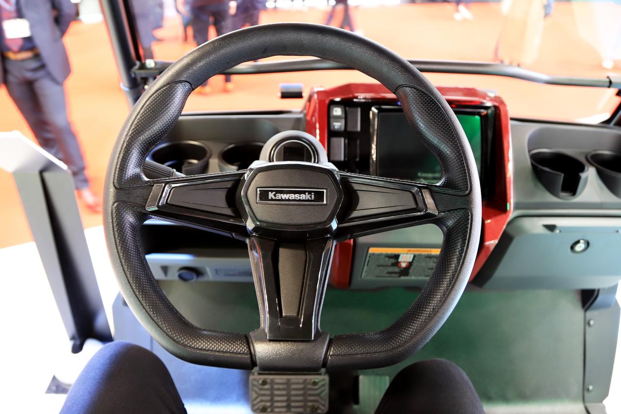 画像27: 新型「Z900RS」シリーズを世界初公開! Japan Mobility Show 2025のカワサキブースは見どころ満載|若月佑美さんはいち早く初公開モデルにタッチ