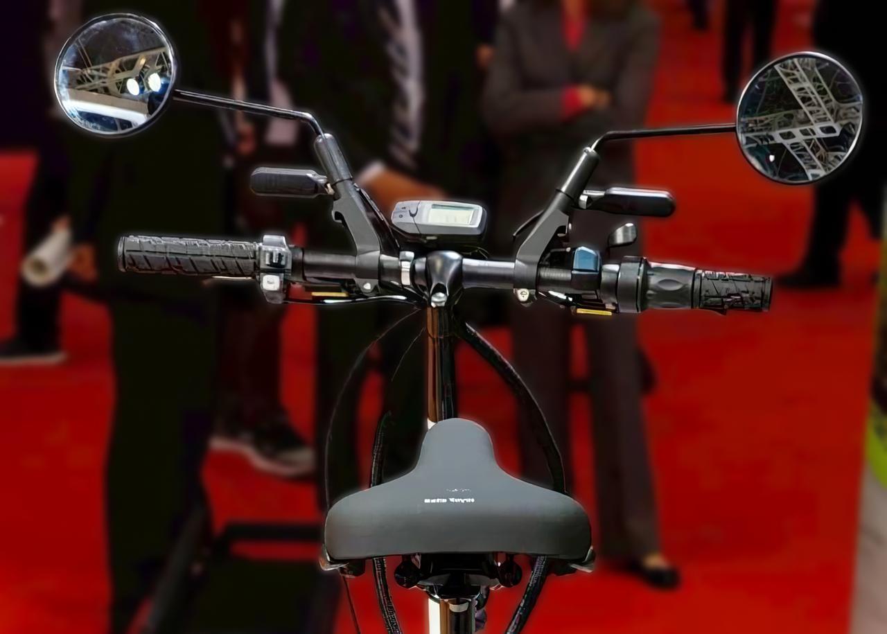 画像1: ▲ハンドル形状の大幅な変更に際して苦労したのは、ミラー形状。何万回という振動を与える耐久テストでは、どうしてもミラーがズレていってしまうということで、かなり苦戦したそうだ。